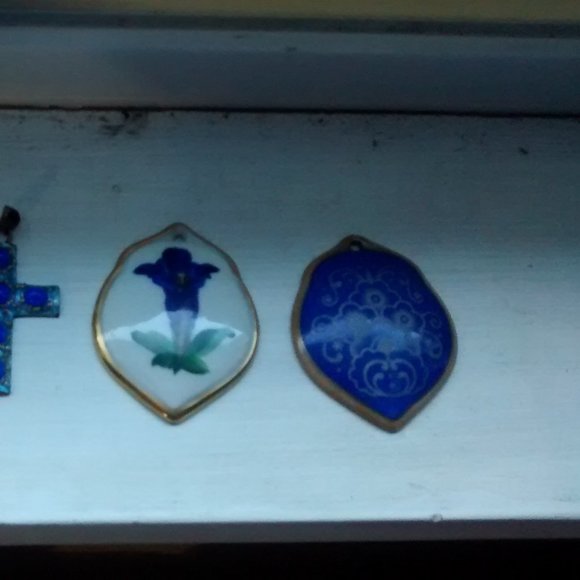 Limoges Enamel crosses and two Rosenthal Porcelain brooches- vintage jewelry - Picture 3 of 3